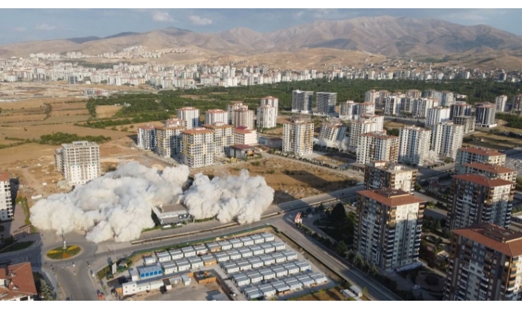 Malatya’da 350 dairenin bulunduğu 7 blok patlayıcı ile yıkıldı