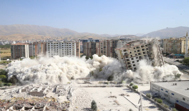 Malatya’da ağır hasarlı binalar yıkıldı!