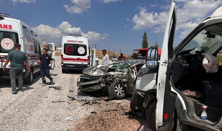 Nakliye kamyonu ile otomobil kafa kafaya çarpıştı!