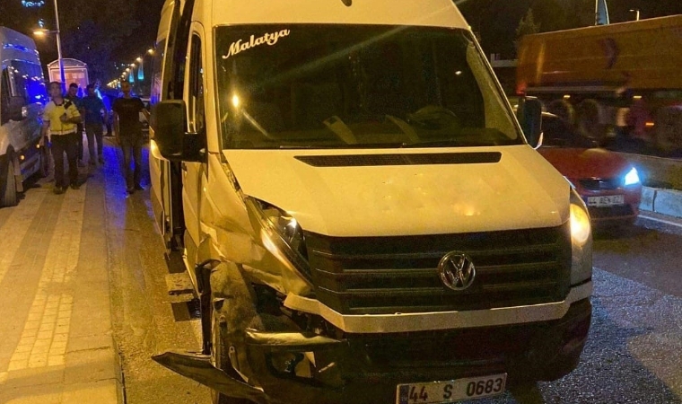 Özsan Sanayi mevkiinde iki araç birbirine girdi!