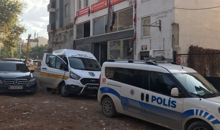 Deprem fareleri iş başındaydı: Duvarı delerek girdikleri BBP il binasında ne varsa alıp götürdüler