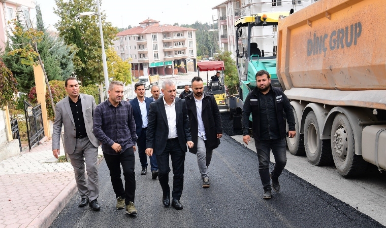 Hoca Ahmet Yesevi Mahallesi, sıcak asfalt serimiyle temiz bir görüntüye ulaştırıyor