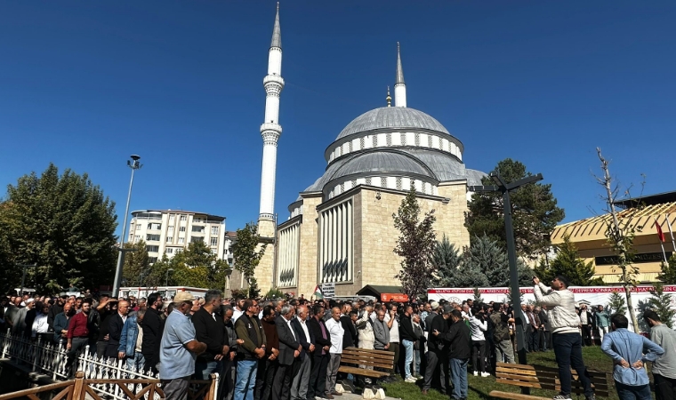 İsrail’in saldırılarında hayatını kaybeden Filistinliler için gıyabi cenaze namazı kılındı