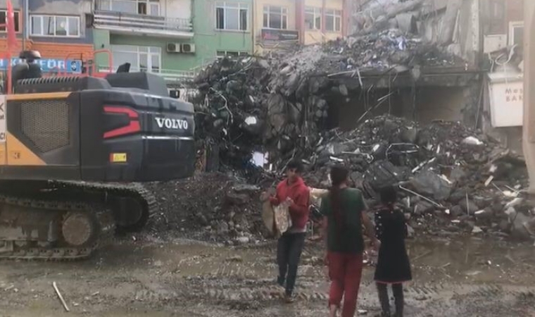 Malatya'da, çocuklar, tehlikeye aldırış etmeden, enkazdan, hurda topluyor!