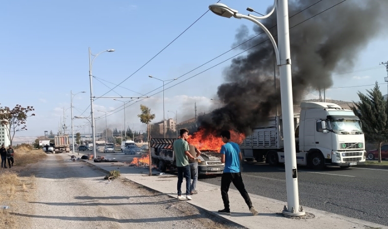 Malatya'da seyir halindeki kamyonet alev alev yandı