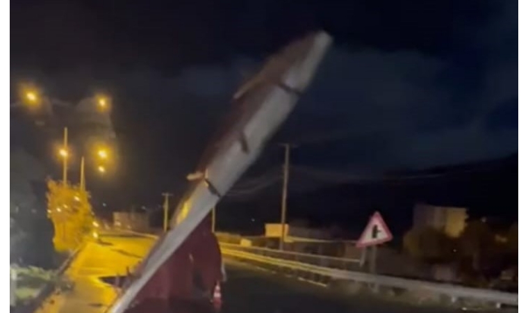 Malatya'da şiddetli fırtına çatıyı uçurdu!