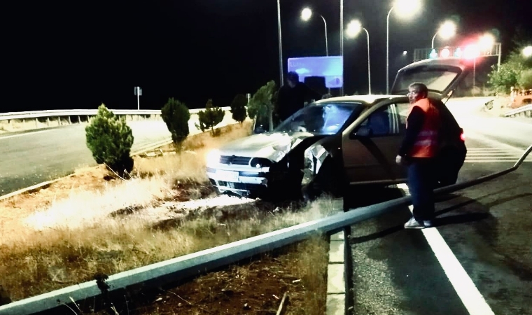 Otomobil elektrik direğine çarptı: 4 yaralı