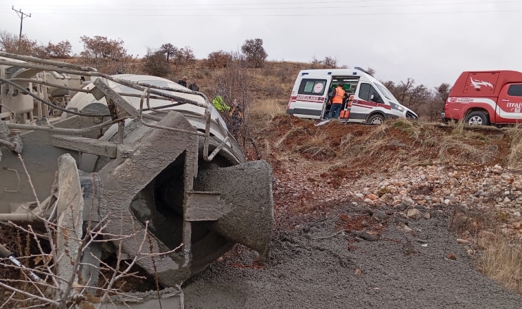 Deprem bölgesi Malatya’da beton mikseri devrildi: 1 yaralı