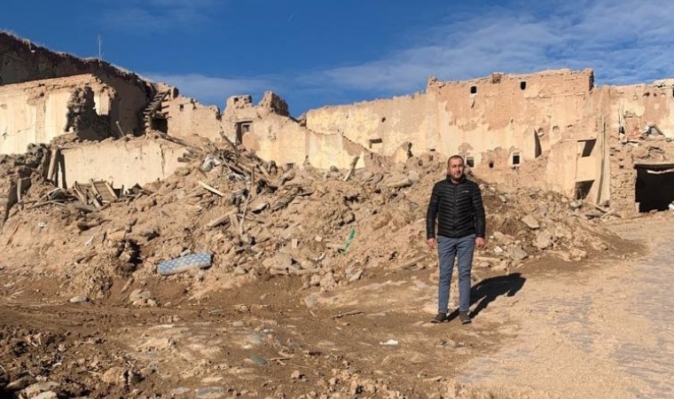 Depremde ağır hasar alan kerpiç evler, yağışların etkisiyle yerle bir oldu!