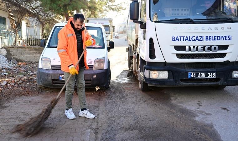 Fırat Mahallesi’nde enkaz sonrası temizlik yapılıyor!
