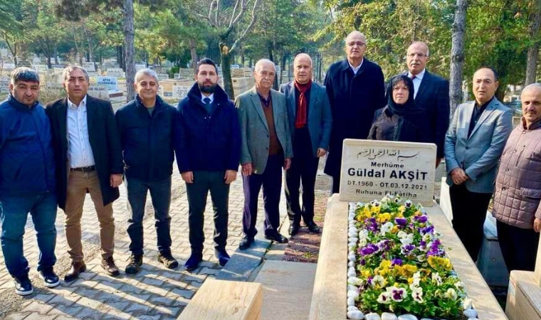 Güldal Akşit, mezarı başında anıldı