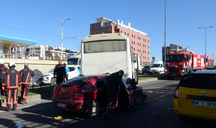 Malatya'da, kontrolden çıkan otomobil çarptığı araca ok gibi saplandı!
