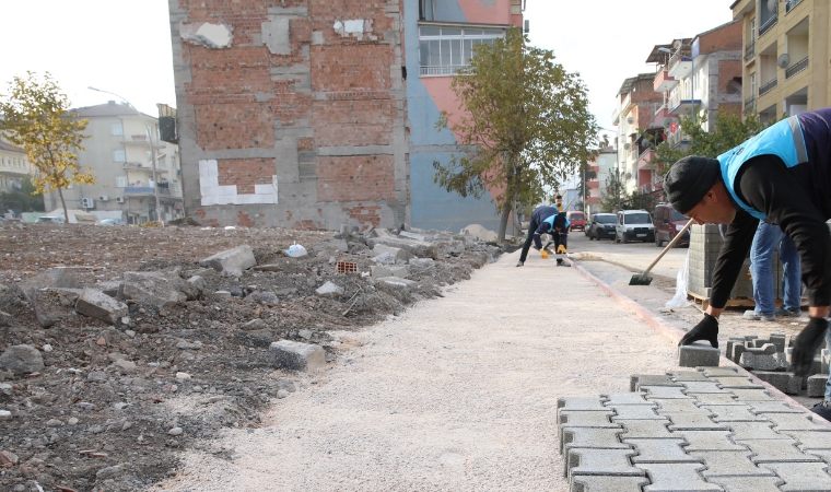 Selçuklu Mahallesi’nde kaldırım ve kilit taşı döşeme çalışması yapılıyor!
