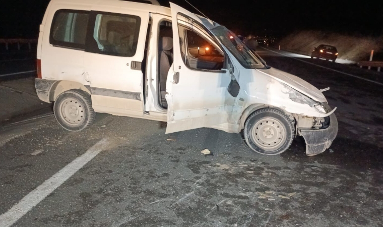 Yeşilyurt ilçesi Çayırköy Mahallesi’nde kontrolden çıkan hafif ticari araç takla attı: 2 yaralı