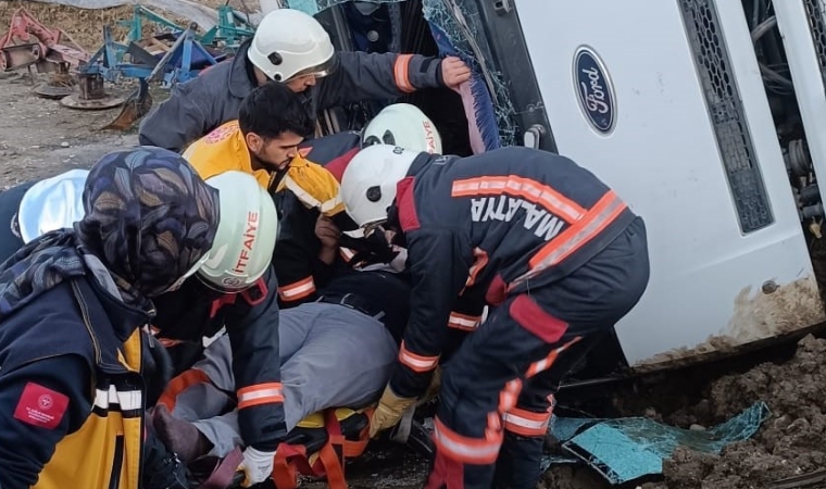 Yeşilyurt ilçesinde hafriyat taşıyan kamyon devrildi!