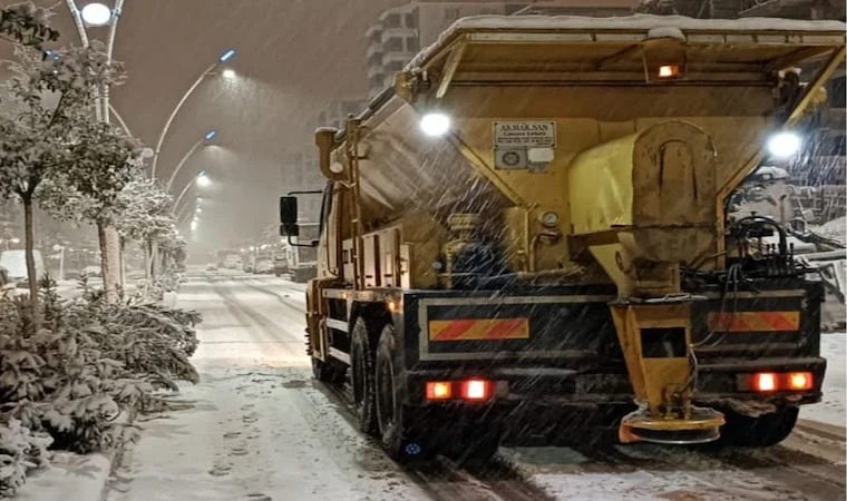 Büyükşehir, gece boyunca kar mesaisindeydi!..