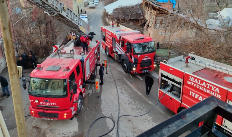 Çarmuzu Mahallesi’ndeki yangın, ekipleri alarma geçirdi!