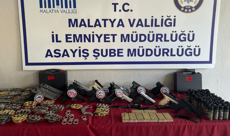 Deprem Bölgesi Malatya'da çok sayıda kurusıkı tabanca ile bıçak ve muşta ele geçirildi