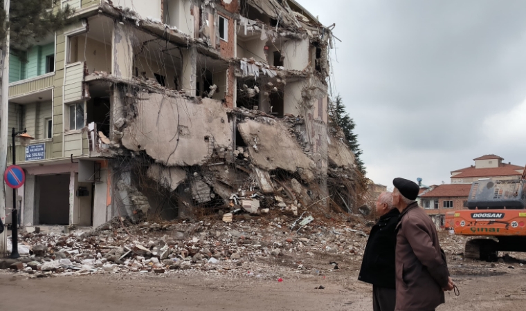 Doğanşehir ilçesinde ağır hasarlı binaların yıkım işlemlerinde sona yaklaşıldı!