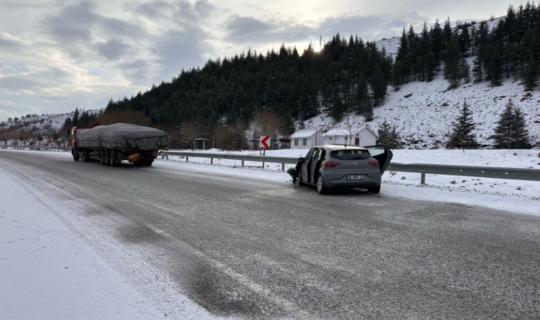 Doğanşehir ilçesinde otomobil tıra çarptı!