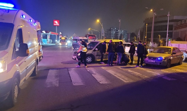 Hafif ticari araç ile otomobil çarpıştı: 1 yaralı