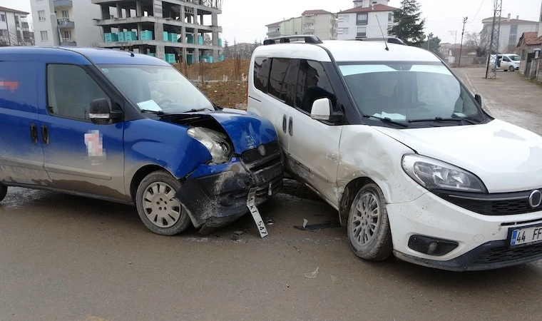 Malatya’da, hafif ticari araçlar çarpıştı: 2 yaralı