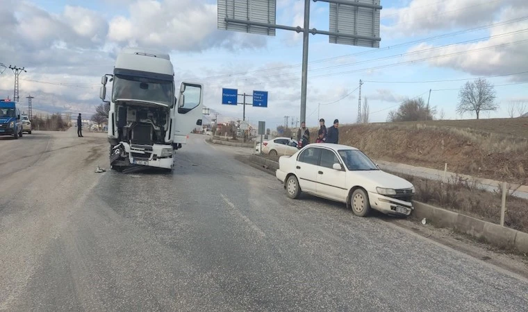 Malatya’da kamyon ile otomobil çarpıştı: 1 yaralı