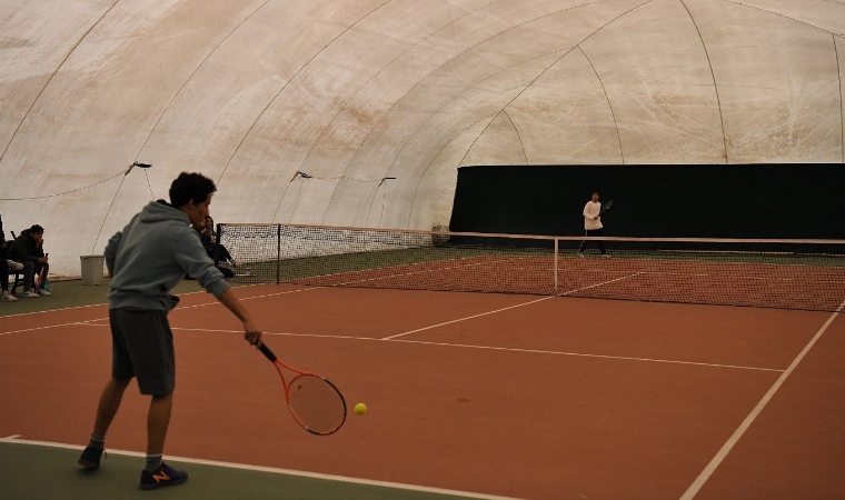 Balon Kort Tenis Alanında Okullararası İl Şampiyonası heyecanı yaşanıyor