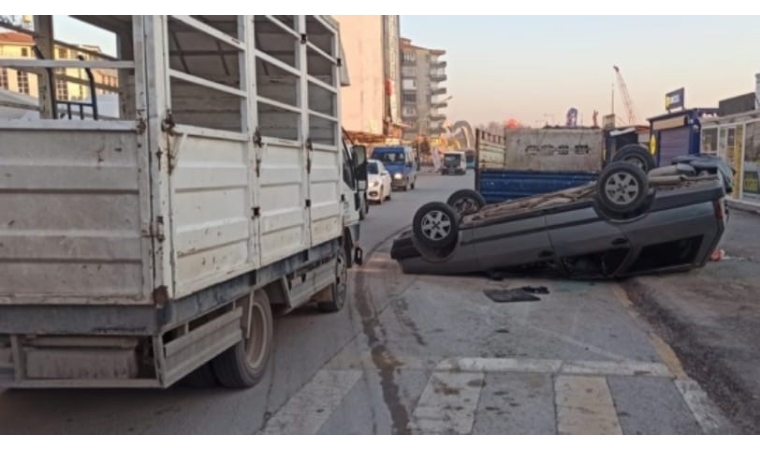 Halfettin Mahallesi’nde feci kaza! Kamyonete çarparak ters dönen aracını bırakıp kaçtı