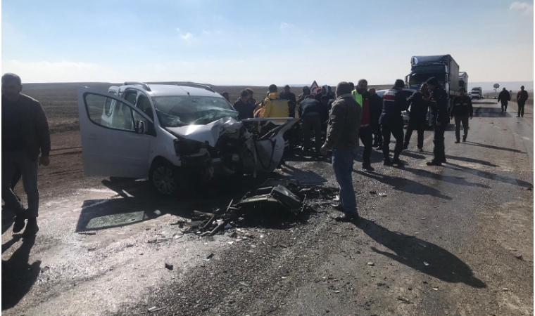 Kangal-Malatya kara yolunda kafa kafaya çarpıştılar: 1 ölü, 1 ağır yaralı