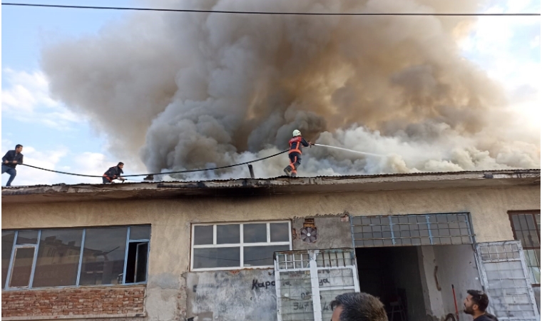Malatya’da sanayi sitesinde korkutan yangın! 7 iş yerinin çatısı hasar gördü