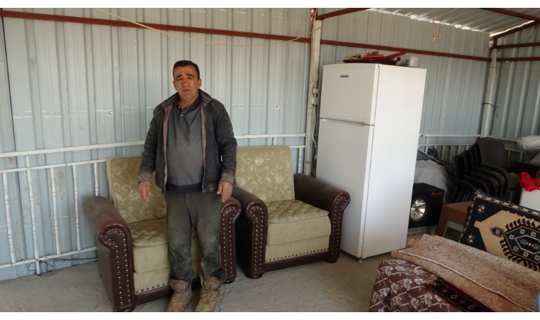 Deprem sonrası iş vatandaşa kaldı: Yıkılan evini tahtayla güçlendirdi!