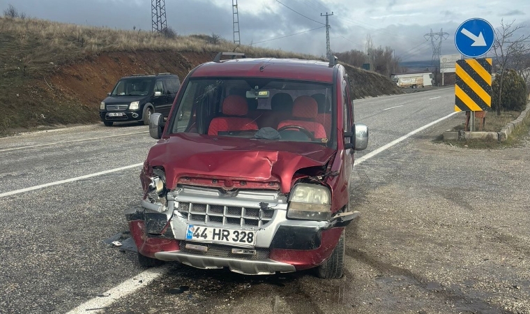 Doğanşehir'de, hafif ticari araçlar çarpıştı!