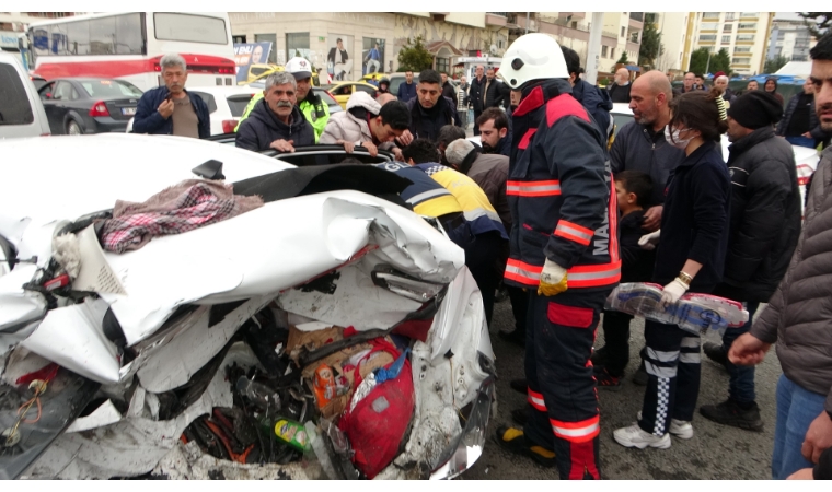 Hava Lojmanları kavşağında zincirleme kaza!