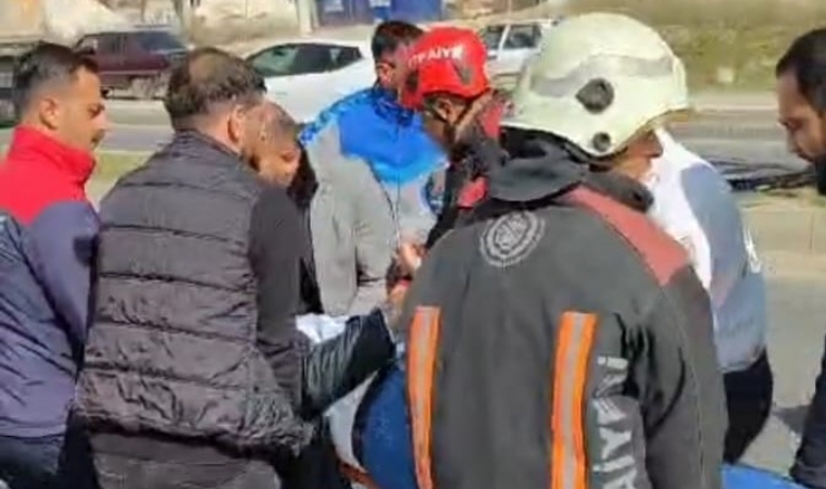 Kontrolden çıkan otomobil refüje çarptı!