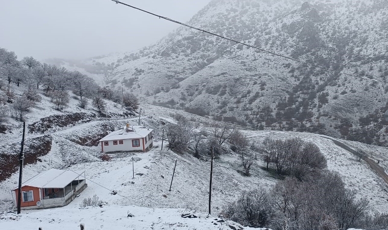 Malatya'da, kar yağışı nedeniyle çevre beyaz örtüyle kaplandı!