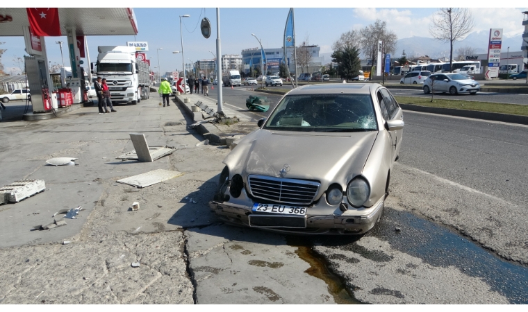 Malatya'da, kontrolden çıkan otomobil akaryakıt istasyonuna daldı!
