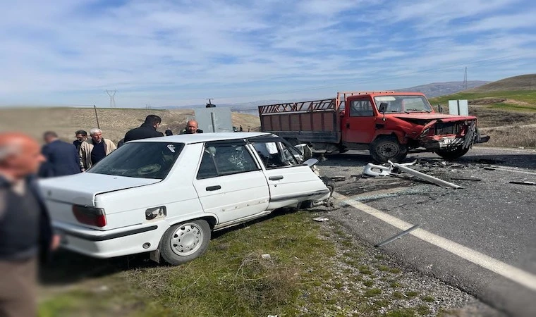 Malatya’da otomobil ile kamyonet çarpıştı!..