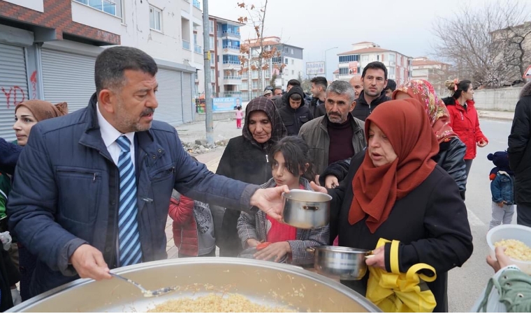 Pilav Fırtınası: Veli Ağbaba'nın İftarı Kuyruğa Girdi!