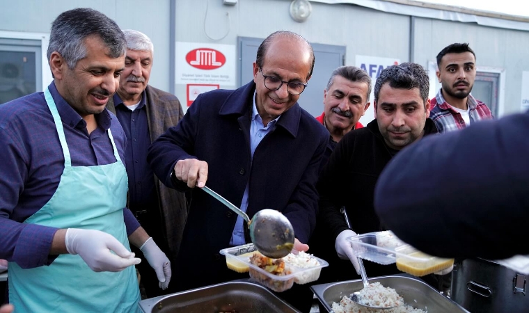 Prof. Dr. İlhan Geçit, Depremzede Ailelerle Kaynarca Konteyner Kent'te İftar Programında Buluştu