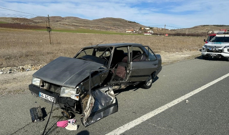 Pütürge yol ayrımı mevkiinde çarpıştılar: 1’i ağır 3 yaralı