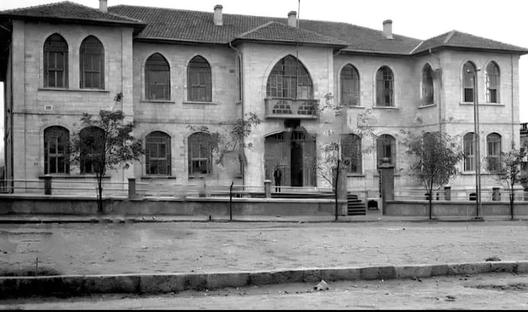 TAŞ MEKTEP’TEN ÇIKAN BÜYÜKLERİN HEKAYESİ!..