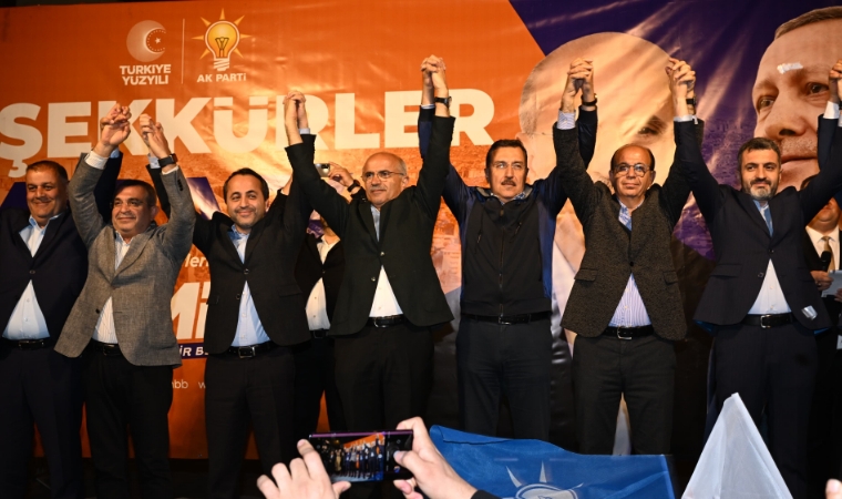 AK Parti İl Binası önünde seçim zaferi kutlandı