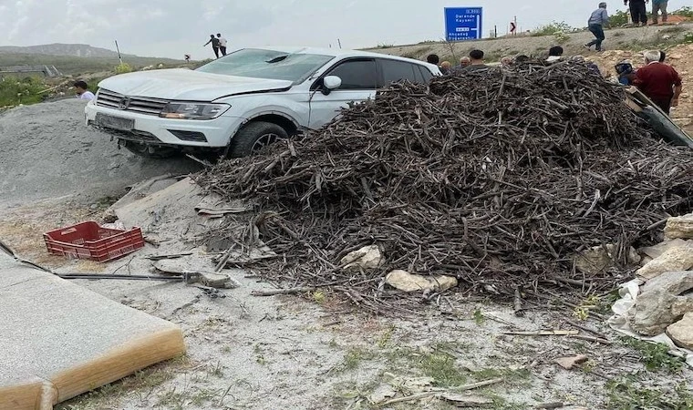 Akçadağ’da, kontrolden çıkan cip yol kenarına savruldu!.. 4 kişi yaralandı!..