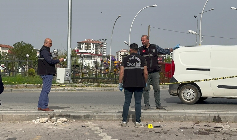 Bostanbaşı Mahallesi'nde Otomobil Kaldırımda Yürüyenlerin Arasına Daldı