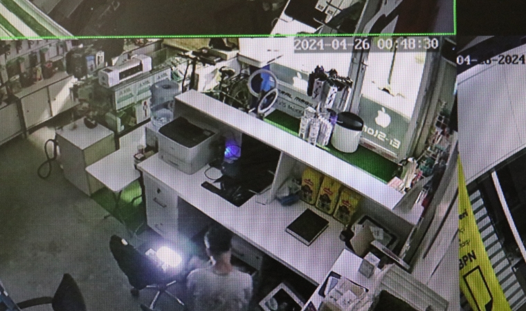 Cep Telefonu Dükkanına Dadanan Hırsız Güvenlik Kamerasında: 180 bin Liralık Hırsızlık Esnafı Bezdirdi