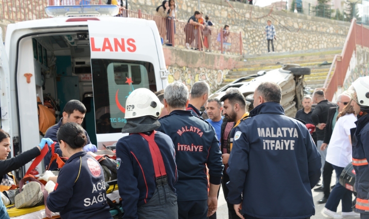 Kontrolden çıkan hafif ticari araç, Yeşilyurt Anadolu Lisesi bahçesine uçtu