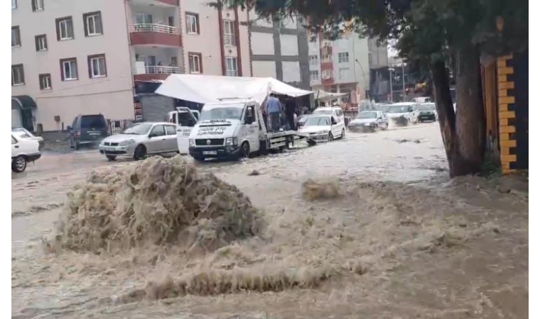 Malatya’da Sel Sıkıntısı: 15 Dakikalık Sağanak Hayatı Felç Etti