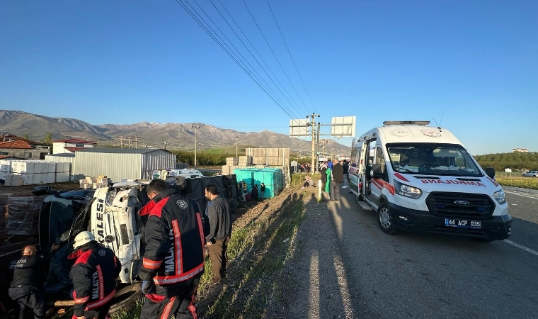 Malatya-Elazığ Yolunda Feci Kaza: Otobüs Devrildi, 22 Yolcu Yaralandı!
