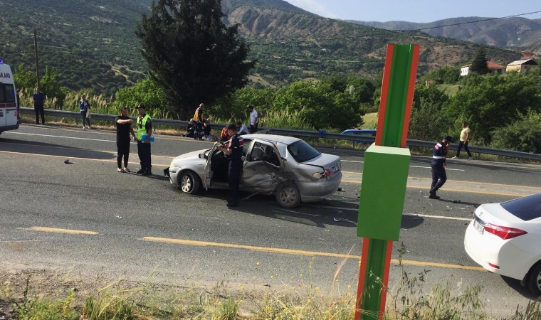 Elazığ Malatya Kara Kolunda Çarpışan Otomobillerden Biri Alev Alev Yandı, 2 Kişi Öldü 6 Kişi Yaralandı